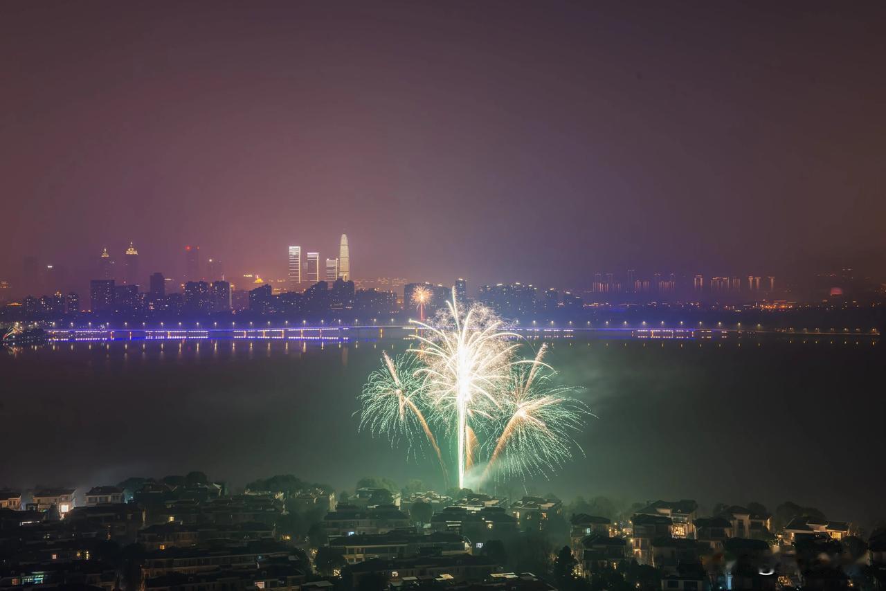 我在苏州跨年，祝大家新年快乐！2025红红火火！我在苏州跨年啦 来苏州跨年 金鸡