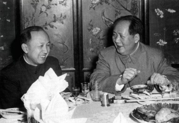 1956年，钱学森参加国宴，可在宴会上竟然找不到自己的座位，就在钱学森尴尬时，毛