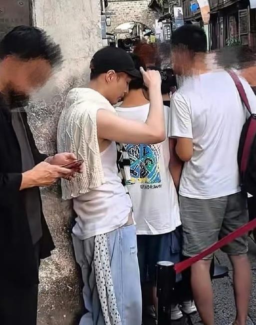 偶遇张艺兴排队买包子 网友在乌镇遇到张艺兴排队买包子。从照片中可以看到该家包子铺