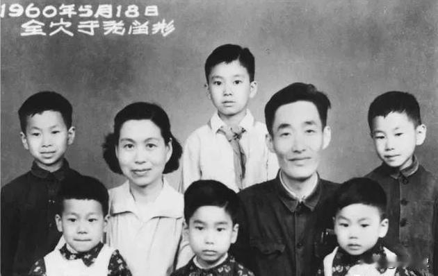 1947年，中统特务陈梦麟酒后失言，拍着同僚张一锋的肩膀炫耀：“礼拜五去大使馆抓