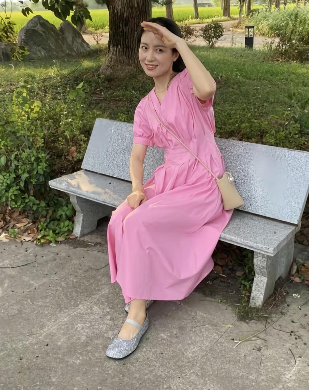 小姐姐在公园游玩