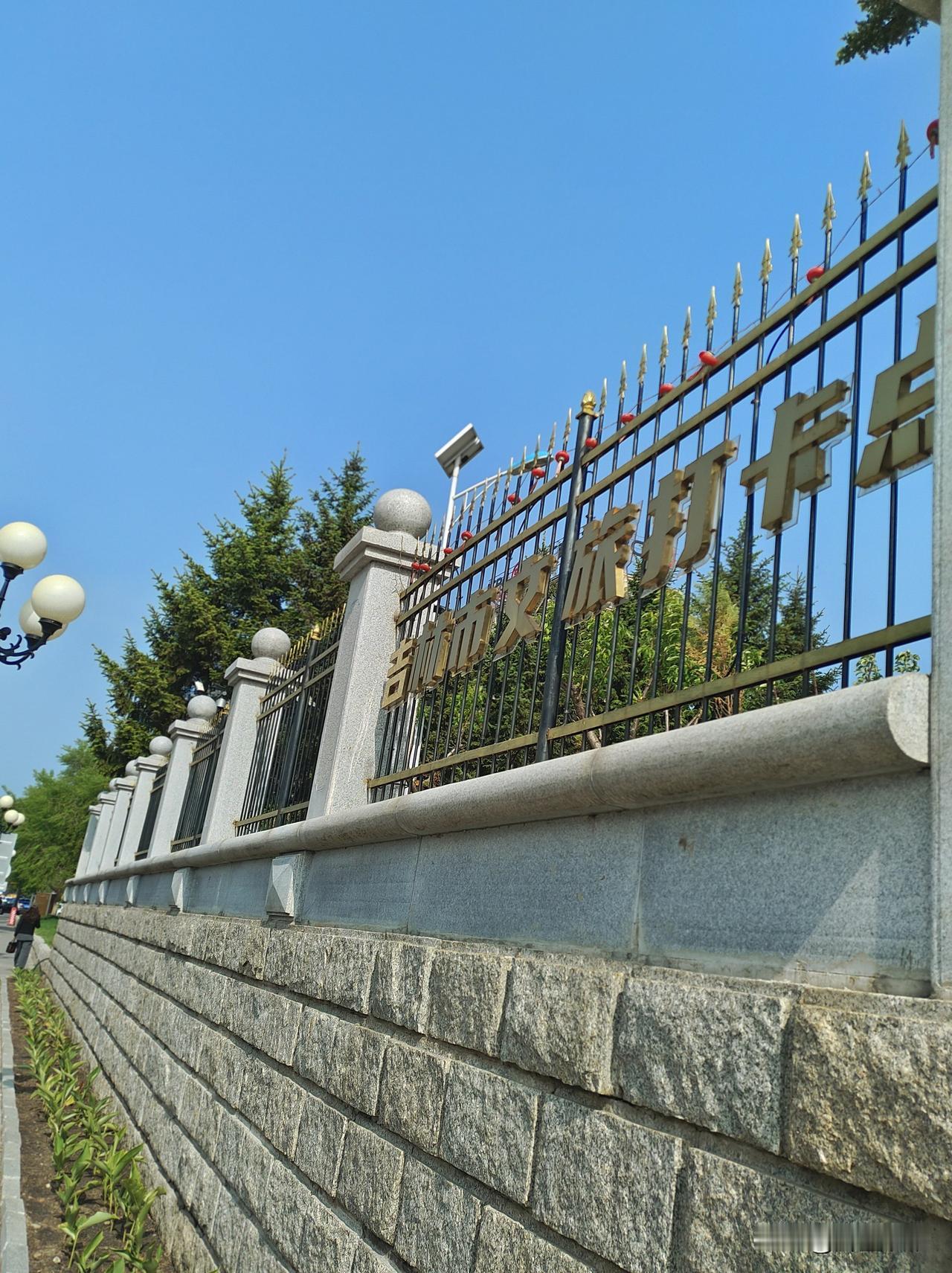 我按照原句通俗接地气、藏生活大智慧的风格，仿写一批对仗工整、句句走心的老人言，贴