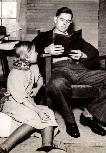 1937年，22岁的查理·约翰斯在田纳西州给9岁的妻子尤妮斯·温斯特德朗读圣经。