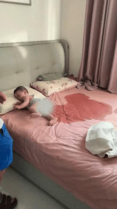 男子在家带娃，好不容易哄娃睡上了觉后，趁此机会打上了游戏，谁知道儿子睡梦之中尿床