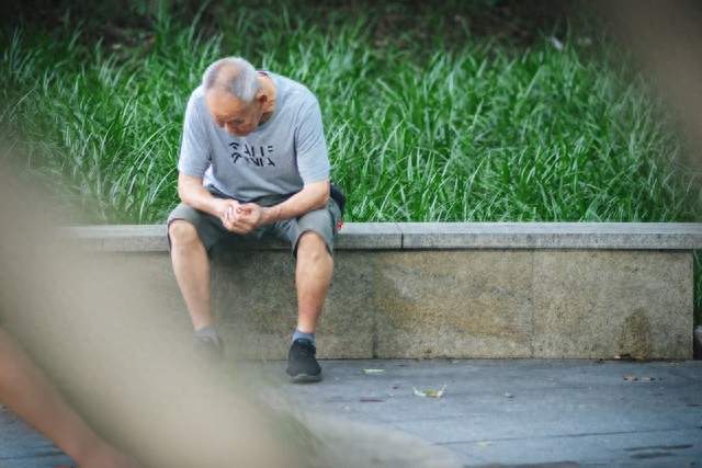 提醒老年人：过了65岁，宁愿天天玩手机，也不要随便做这6件事！