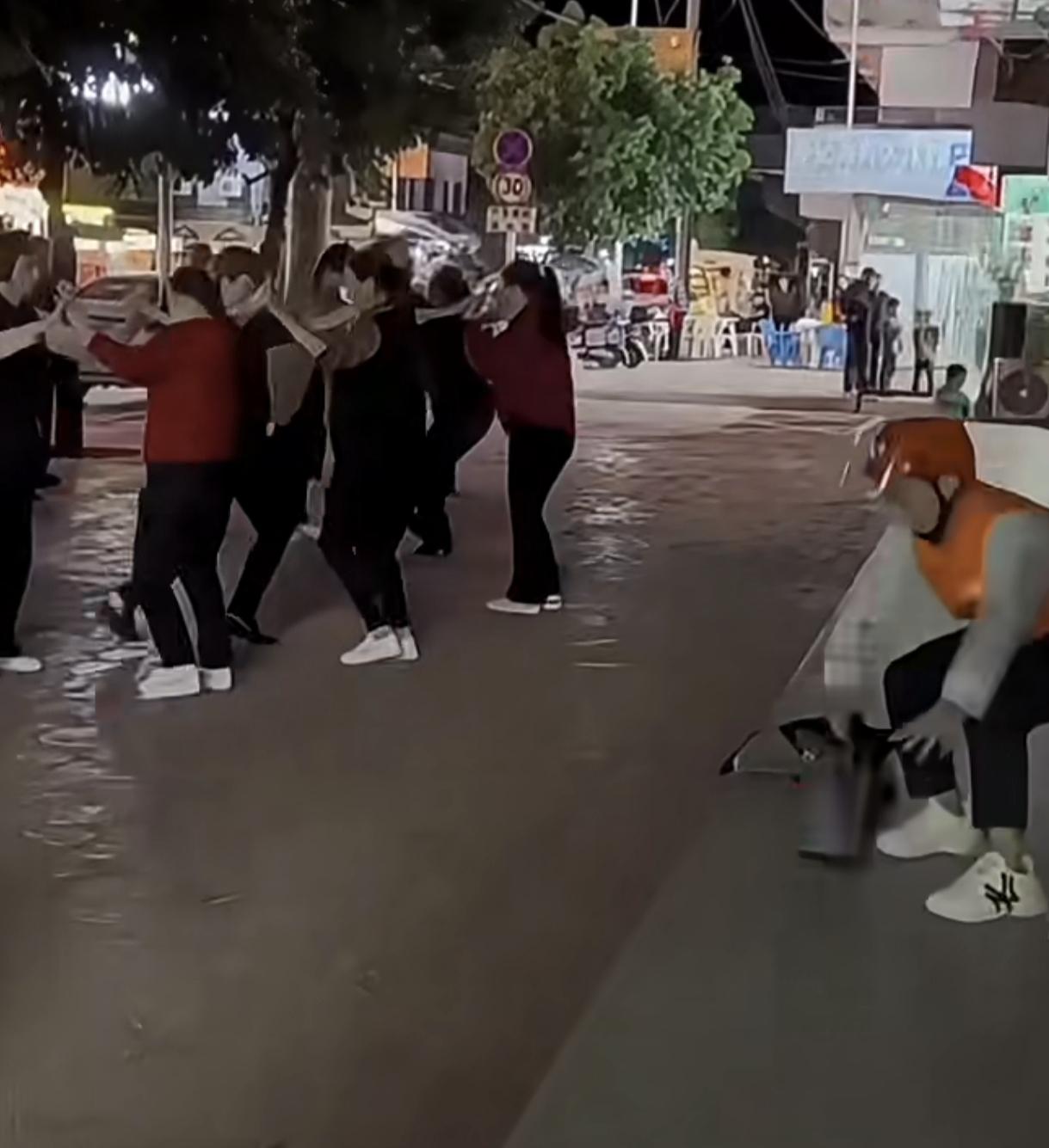 楼下广场舞声音太大扰民
业主下单让跑腿小哥抱走音响
1网友：一个敢下单，一个敢抱