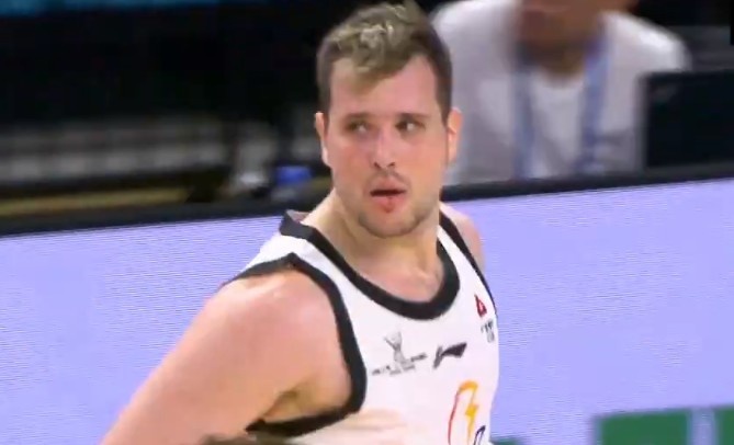 什么活都会！合肥外援阿格拉瓦尼斯半场8中6高效砍19分3板2助