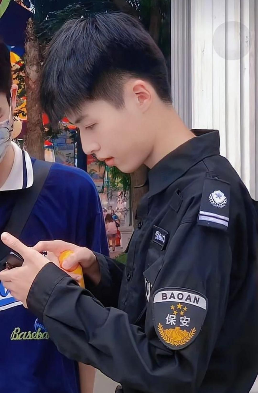上午来了一个年轻帅气的小伙应聘保安，班长很高兴，觉得小伙子哪里都好，就是留着长头