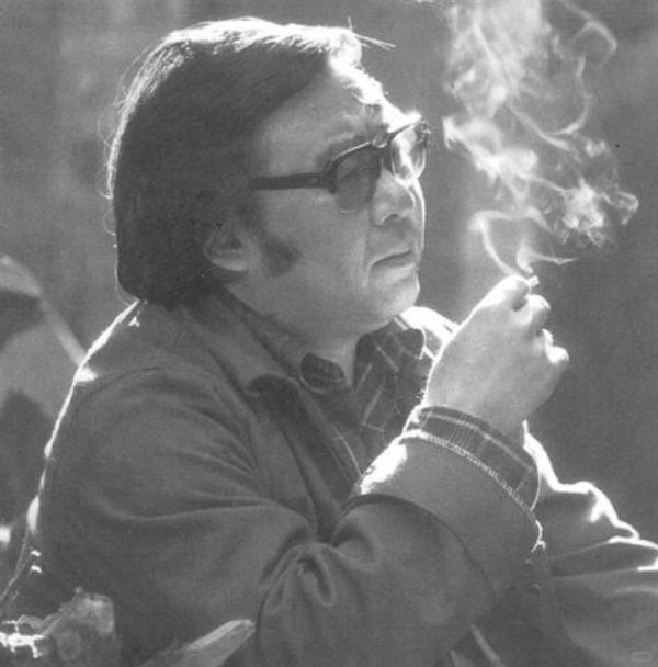 路遥成名后，无数亲戚朋友上门，不是要钱，就是让他帮忙安排子女的工作。
路遥收入其...