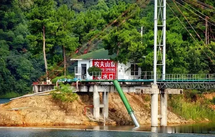 原来农夫山泉的的取水口是这样的，当我看到这个的时候，我都懵了，因为在我印象中，它
