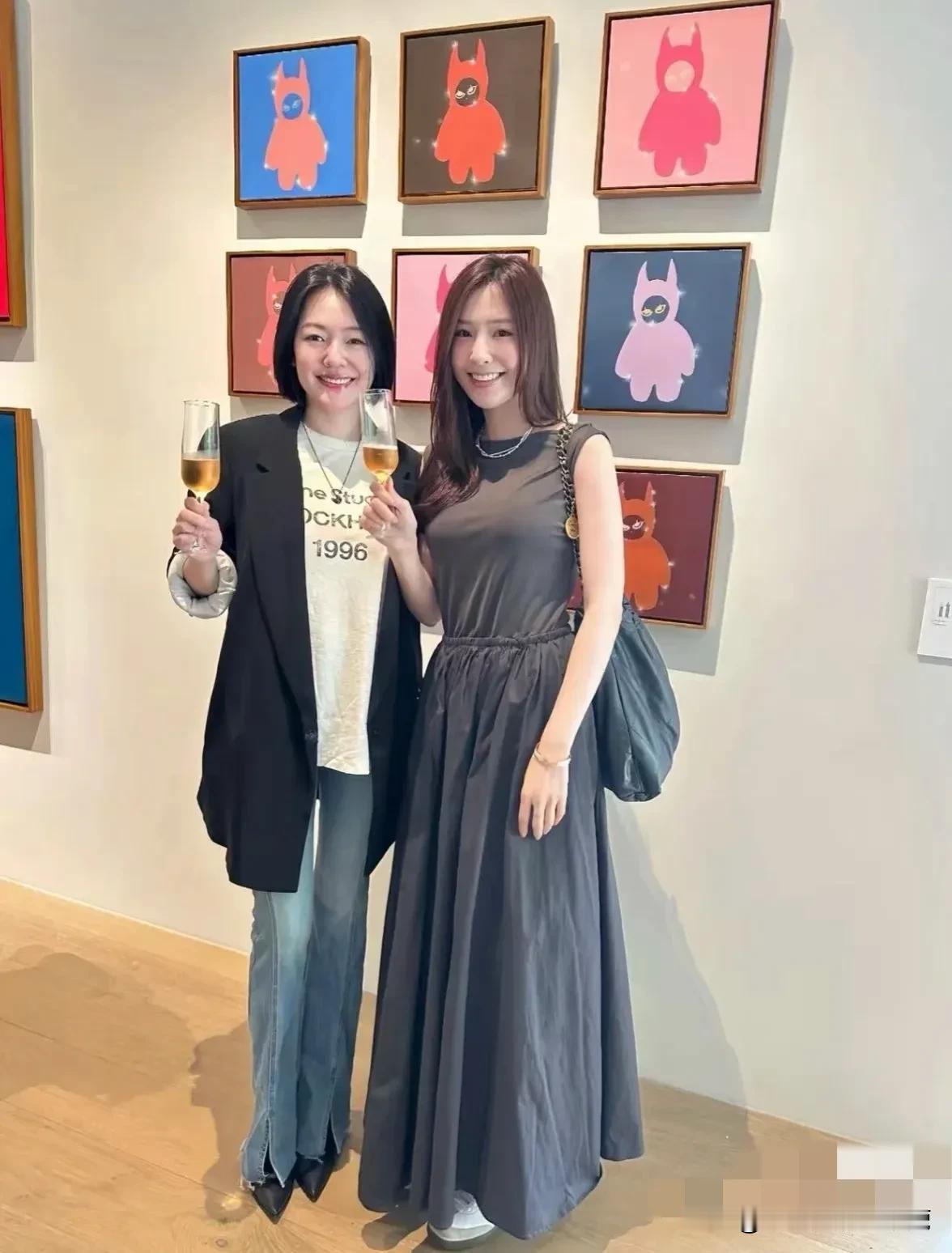 小S状态很好，在二女儿Lily的画展上不仅笑意盈盈招待客人，还和到场的好友们一起