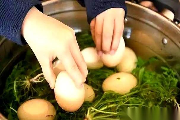 有医生发现一个现象：那些每天早上雷打不动吃个鸡蛋的老人，身体正在悄悄发生四种变化