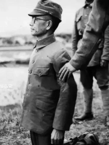 1947年，一个日军中将被执行枪决，行刑的战士朝他开了三枪，他没死，监刑军官示意
