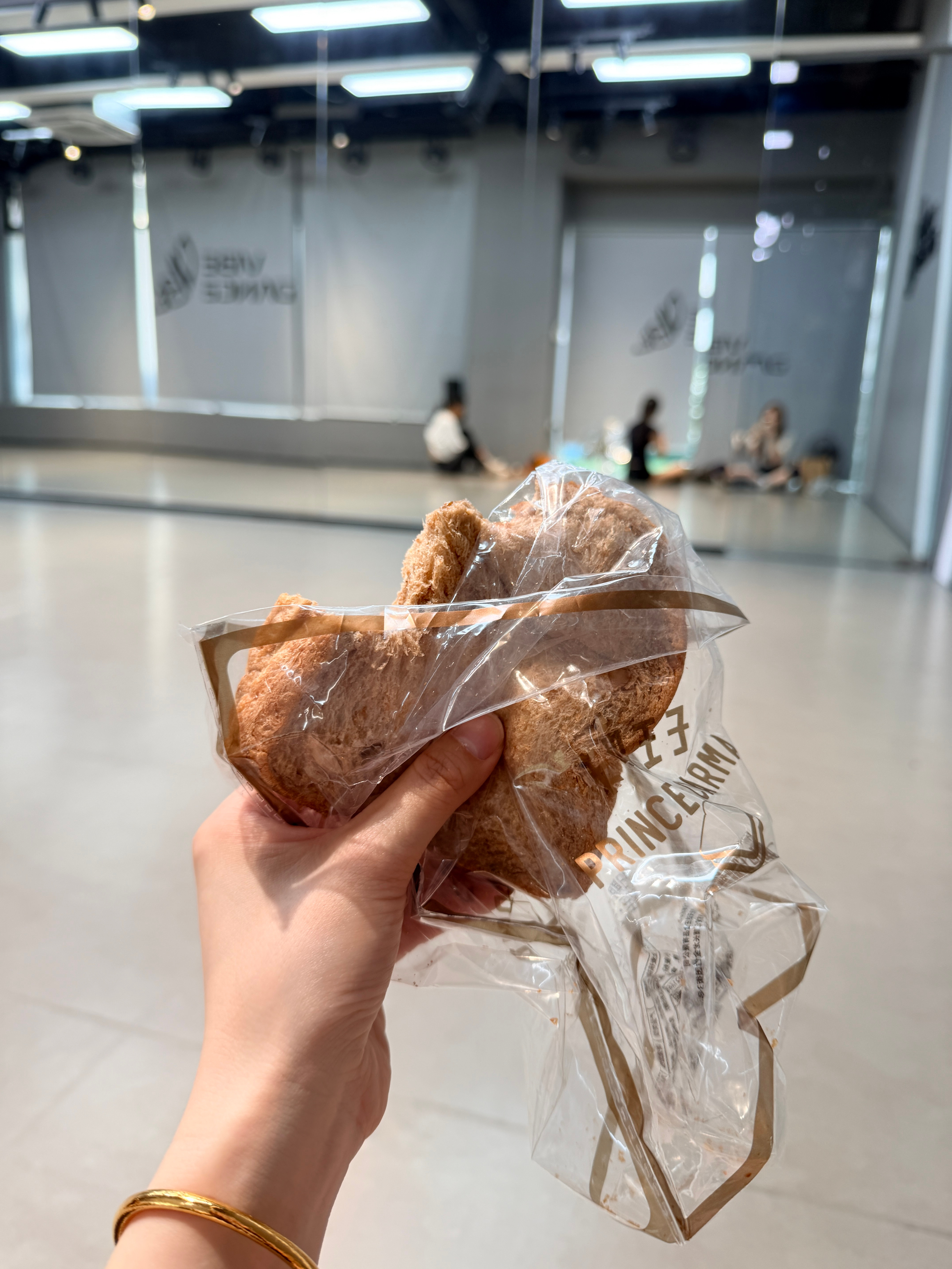 只有我上课上一半找吃的我真的很容易饿哈哈哈哈哈哈哈运动就是坚持