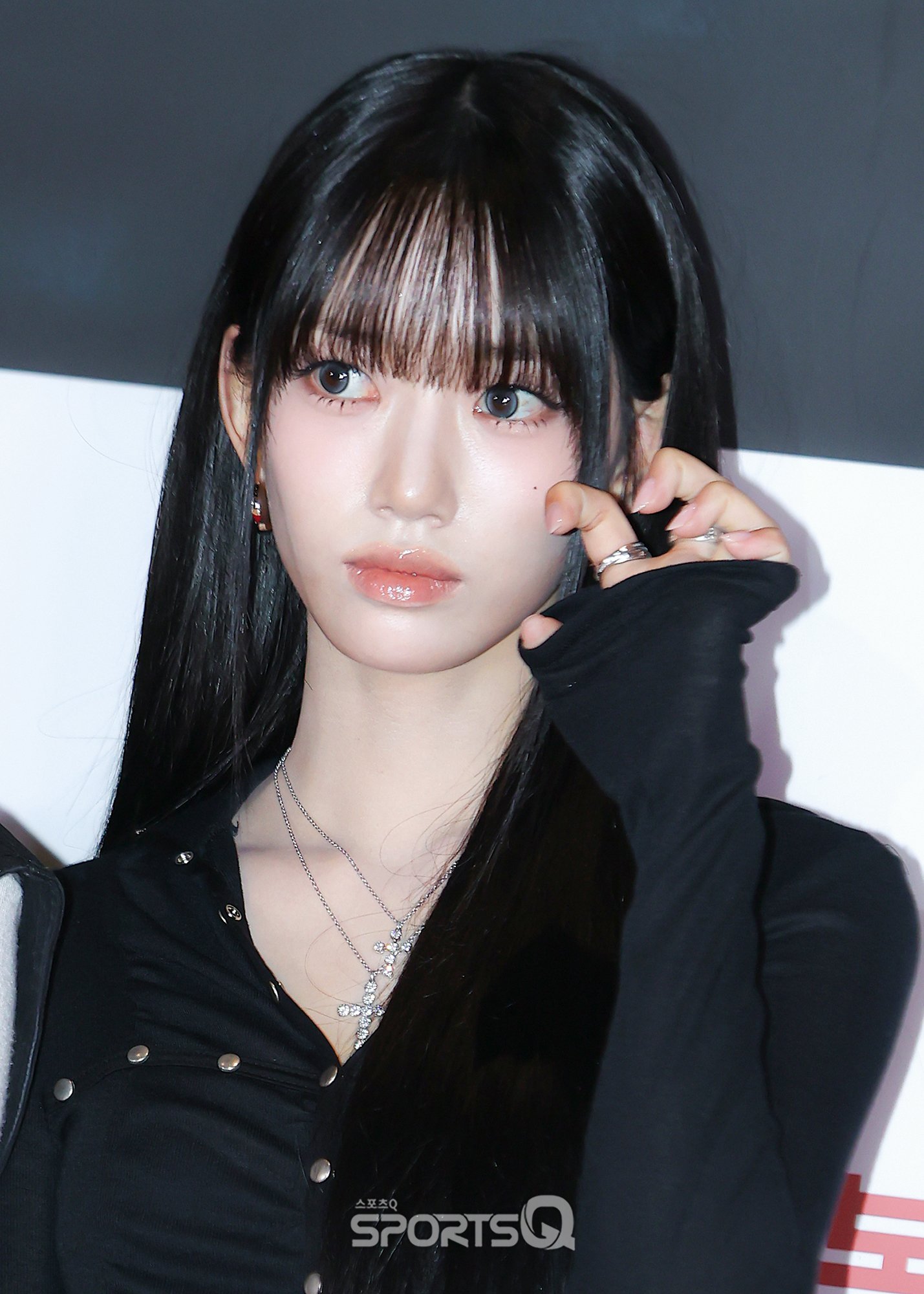 MEOVV 全员出席同公司前辈新作《箭木池》VIP试映会活动两双长筒靴还挺好看的