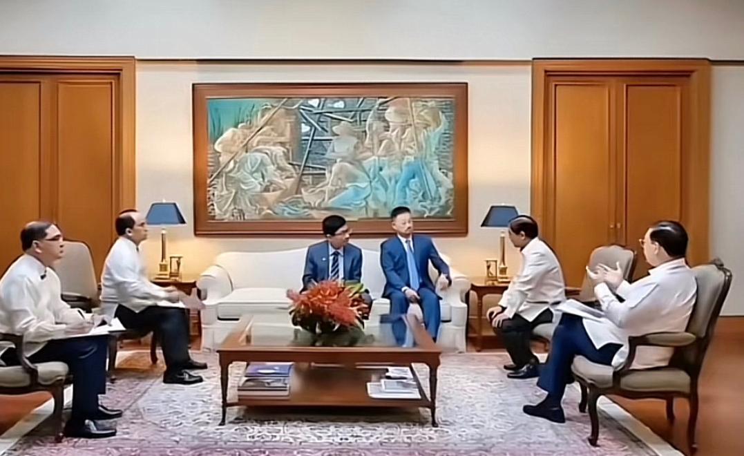 菲律宾总统小马科斯会见我驻菲大使井泉和美国国务卿卢比奥时的座位安排，确实暗藏玄机