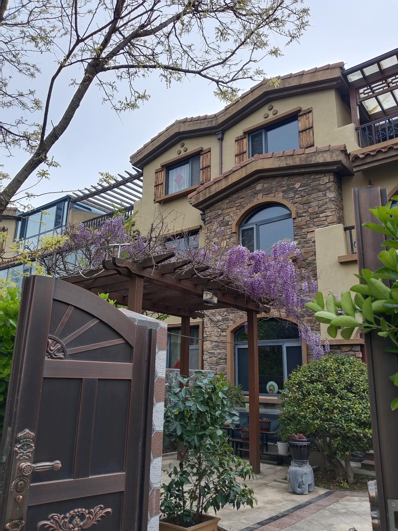 我有一个小小的爱好，就是在天气好的时候，比如春秋季的早上九十点，下午四五点，夏天