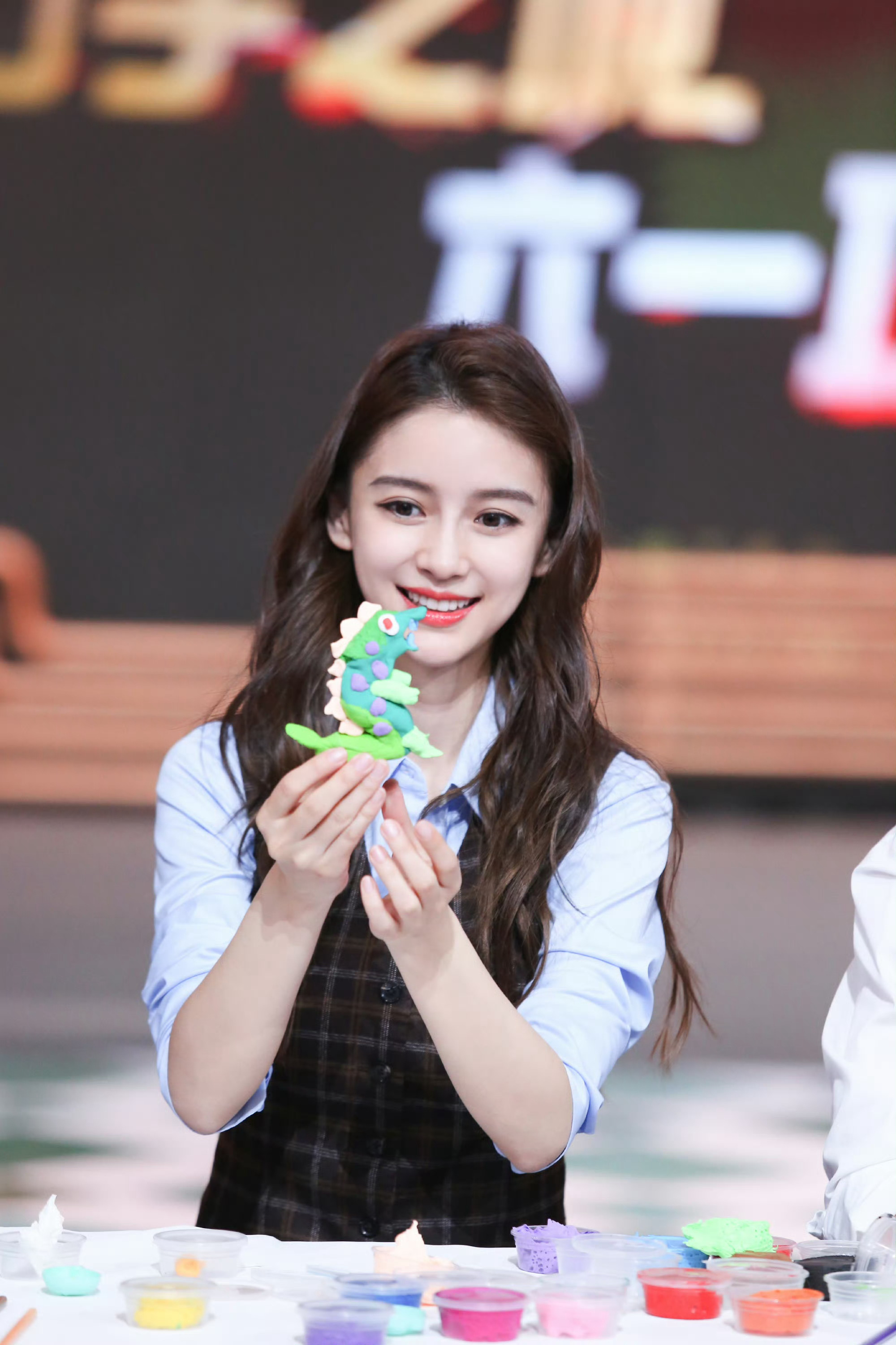angelababyangelababy  爱的人不一定要留在自己身边，就像你爱