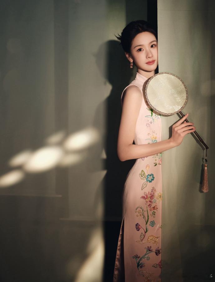 陈都灵网络视听盛典造型出图陈都灵粉色旗袍造型 嘟嘟陈都灵的粉旗袍团扇造型太契合了