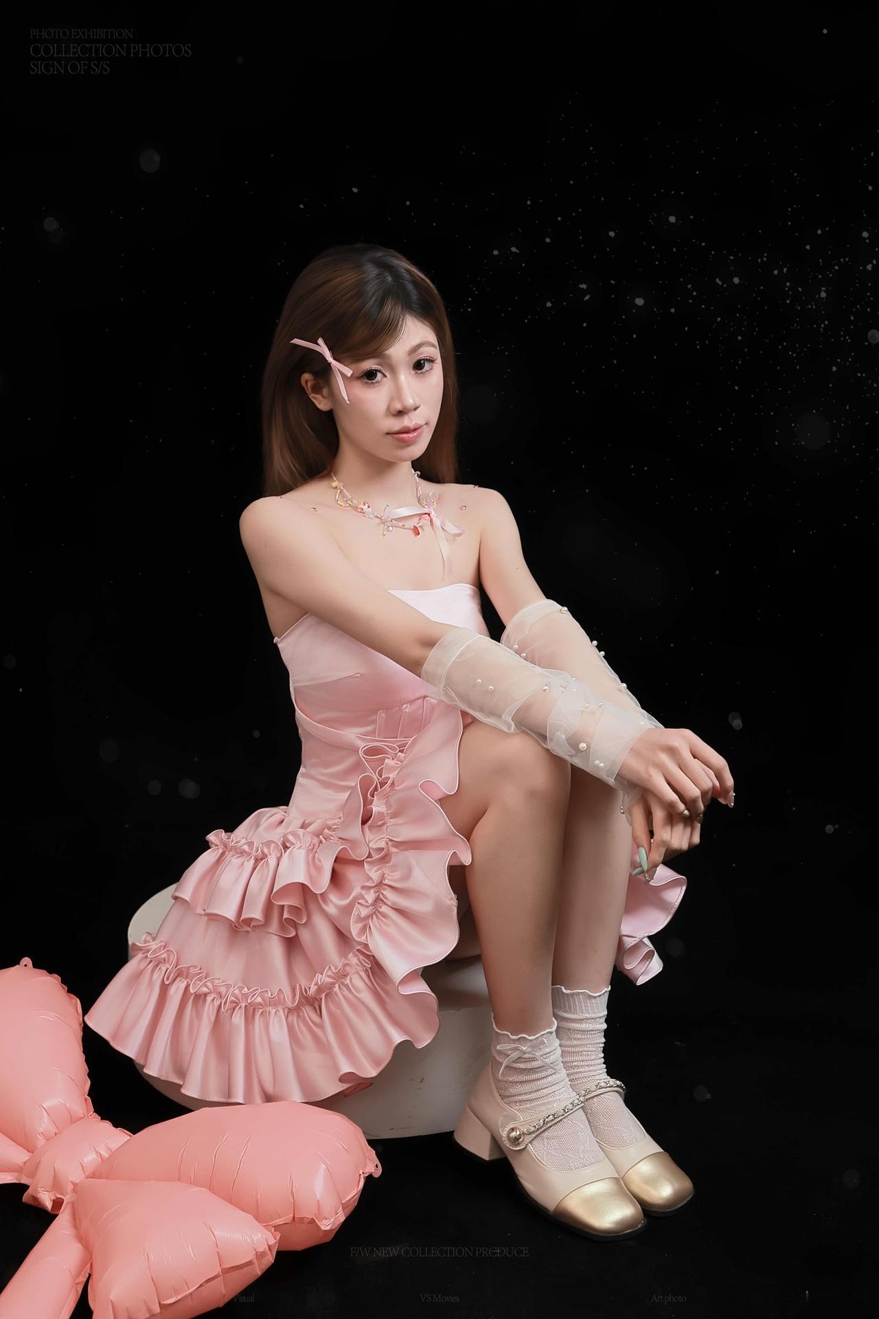 这组粉裙泡泡写真，是我送给那个“依然相信童话”的自己的礼物。🖤💗 黑色背景像