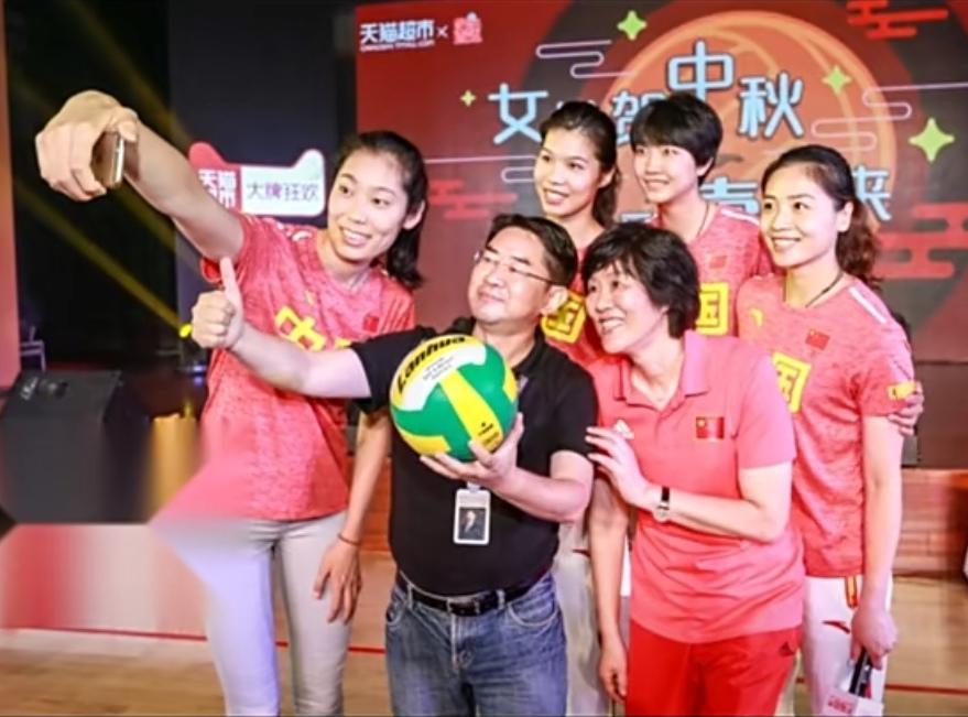 画面中的朱婷瑶林玉树，龙眉凤目，笑靥如花；郎导短发无瑕，喜容绽放，英姿飒爽；魏秋