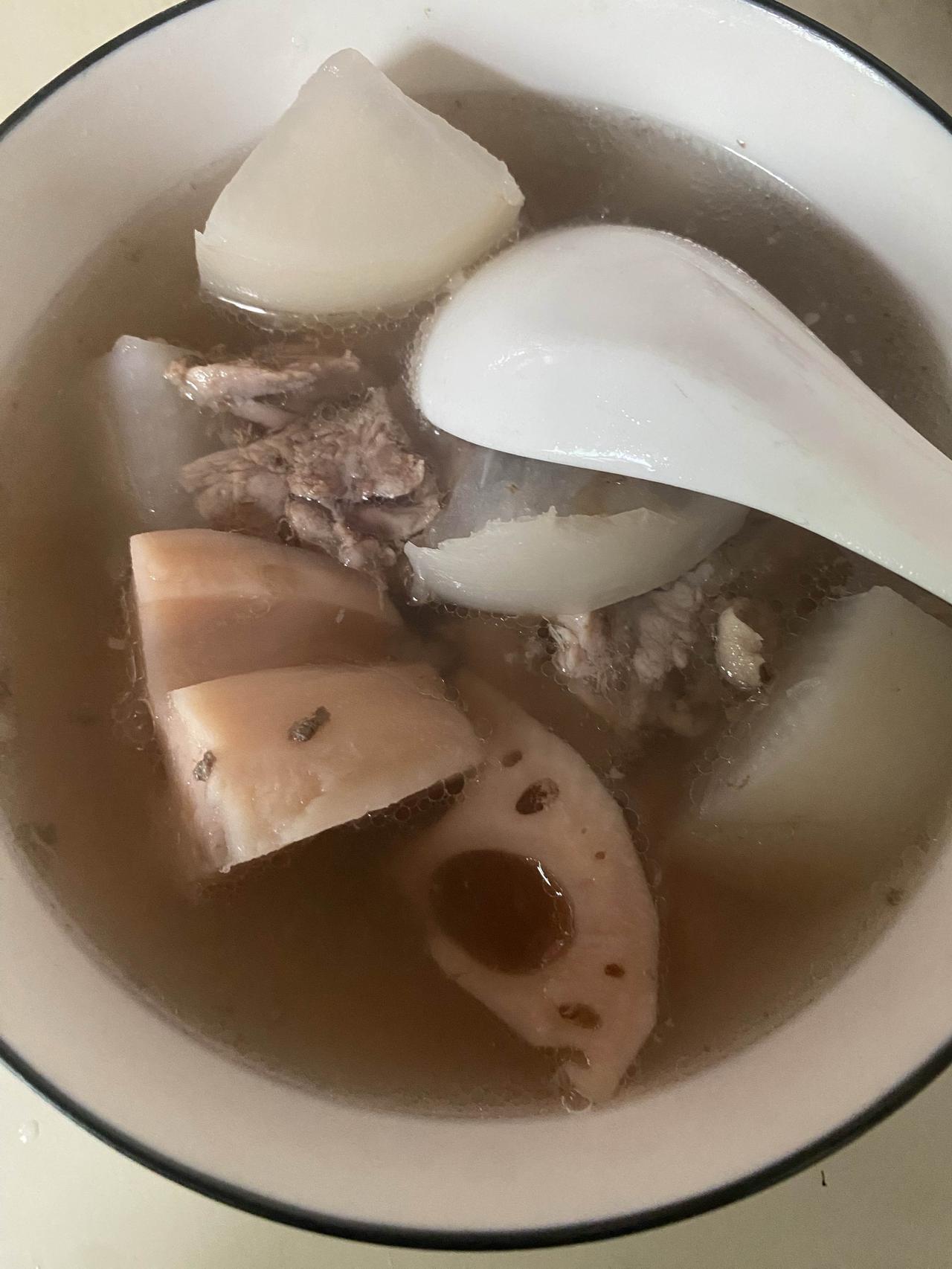 冬天的寒冷、生活的烦恼，没有什么是一份热乎乎的排骨汤不能解决的。

早上，我问女