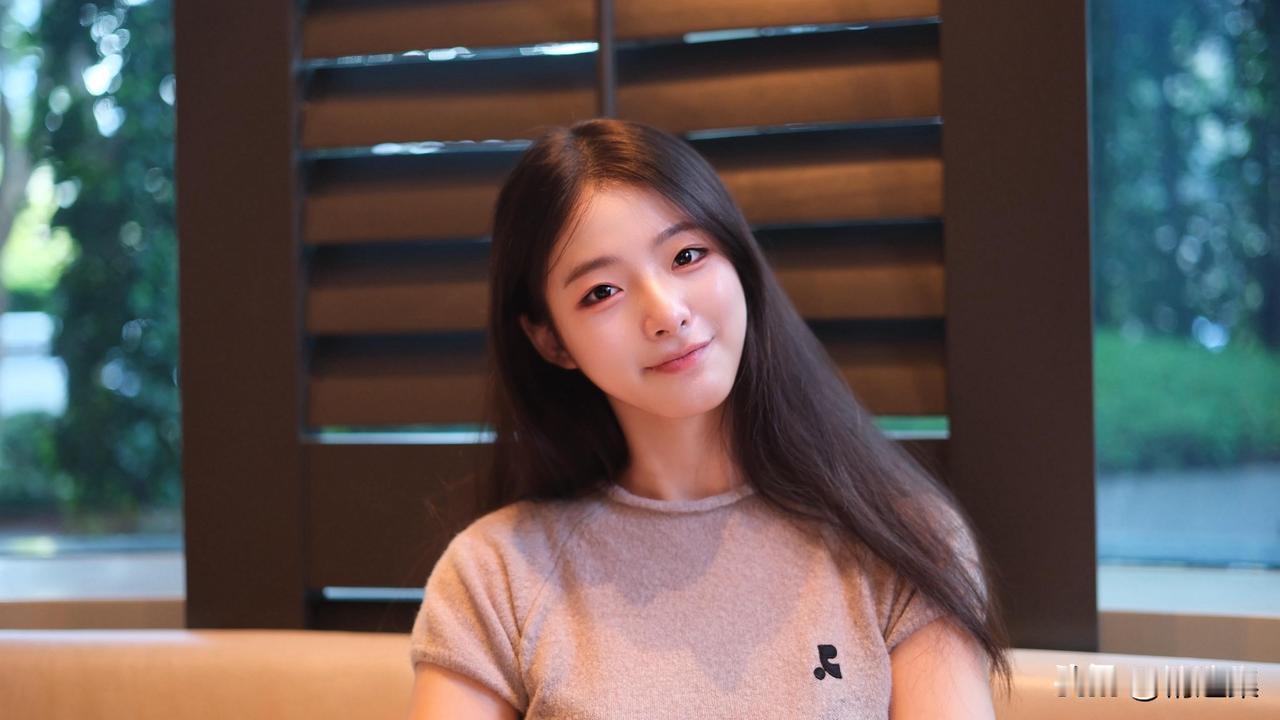 元气少女，微笑如阳光般温暖！🌞✨