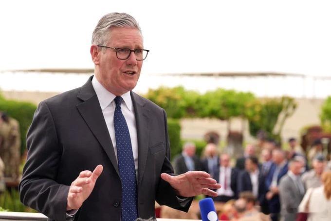 英国首相基尔·斯塔默预计将在未来两周内宣布一项全国性禁令，禁止16岁以下儿童使用