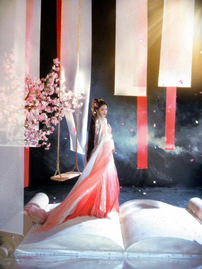 王楚然大厦打卡王楚然妲己塑王楚然妲己塑，王楚然大厦打卡，这个古装柔美感谁懂，媚眼