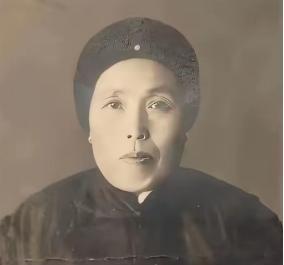 1891年，16岁的 张作霖 落难乞讨，孙寡妇看中了他，解开衣扣，掏出一块腰牌给