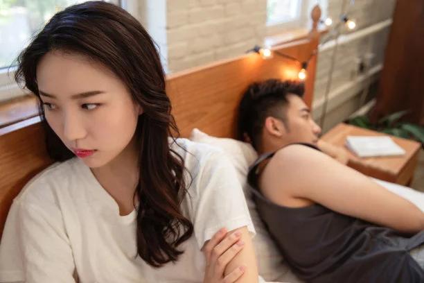 让男人彻底结束三人行，解开他这1个心结是关键！
 
很多原配来找我咨询的时候，十