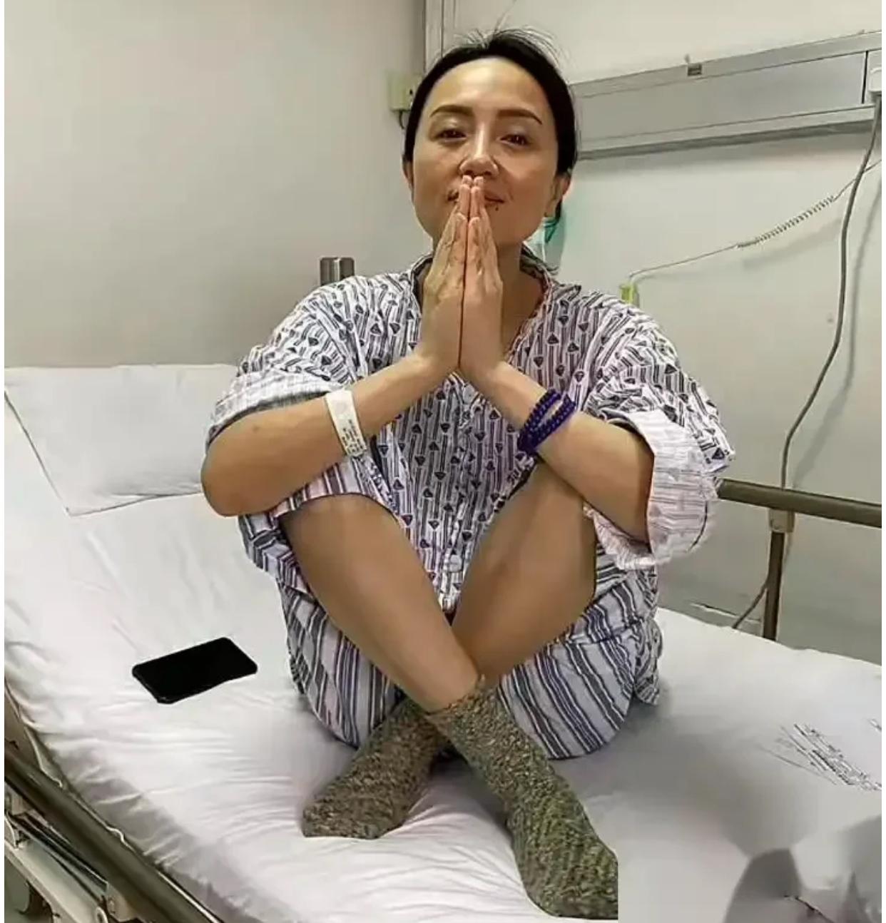 原来这就是她真实生活里，
人生最后时光的照片，
五年抗癌她一点消息不露一直活跃在