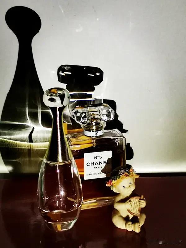 媳妇说：“你们“臭男人”不愧是臭男人，昨晚才洗澡，今天回来还是身上一股汗臭味。”