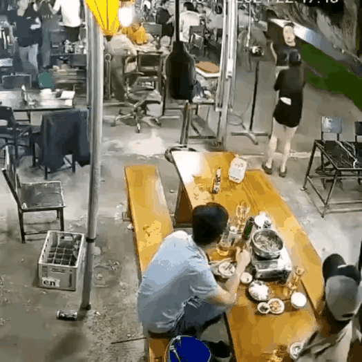 仔细看，那个把刀夺过来的大哥，一看出人命了又把刀塞到凶手手里了[捂脸]

大哥持