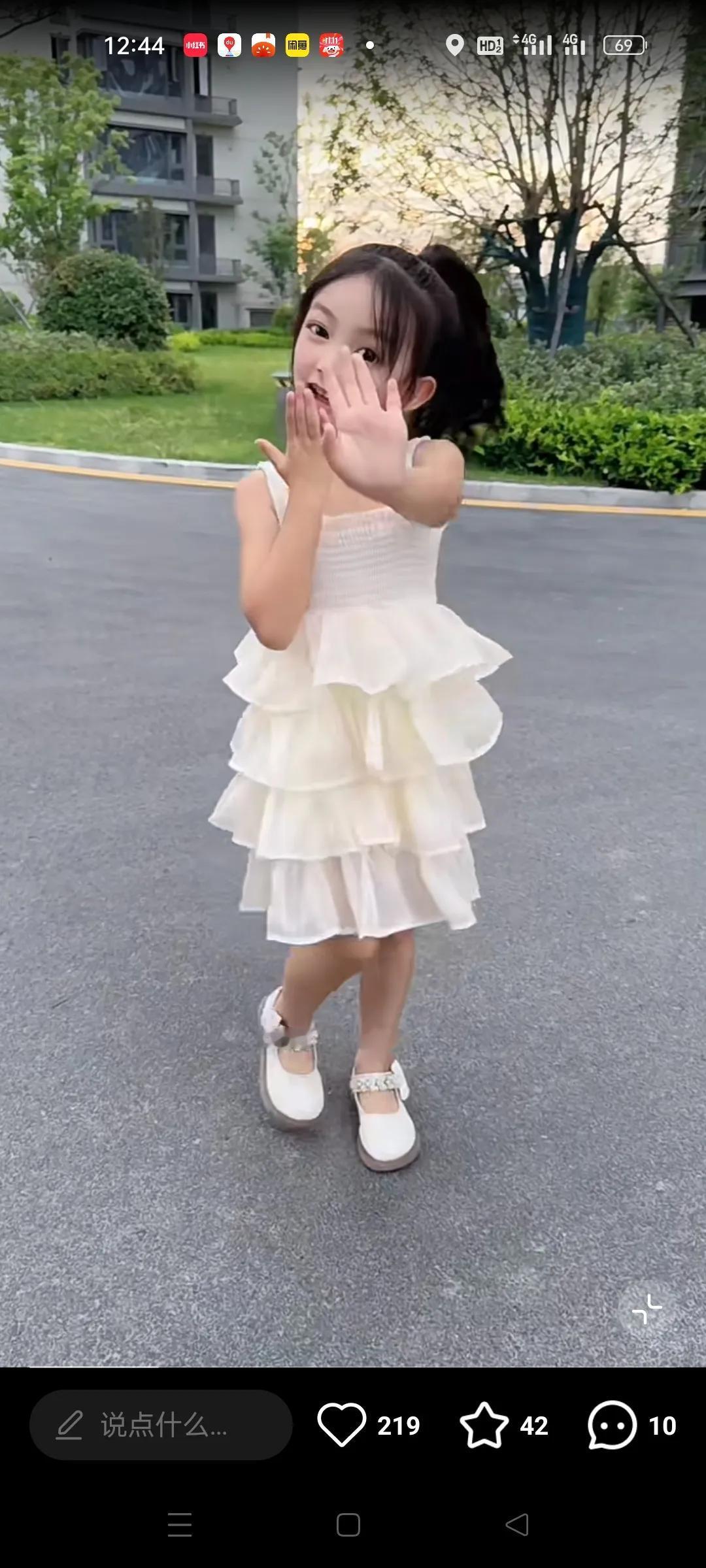 享受童年，拥有天使般的笑容。纯真无霞的脸上是那么的可爱。#邻家小妹也动人# #甜