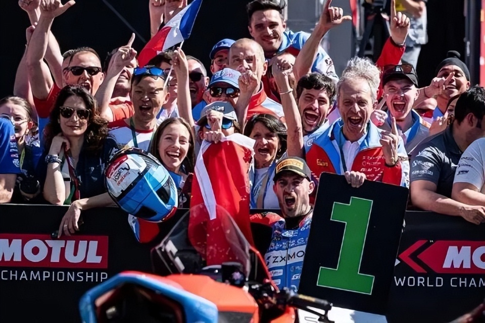 很多人没反应过来，国产摩托夺冠或许只是开始。最近社交媒体上有个事挺热闹：一家叫“