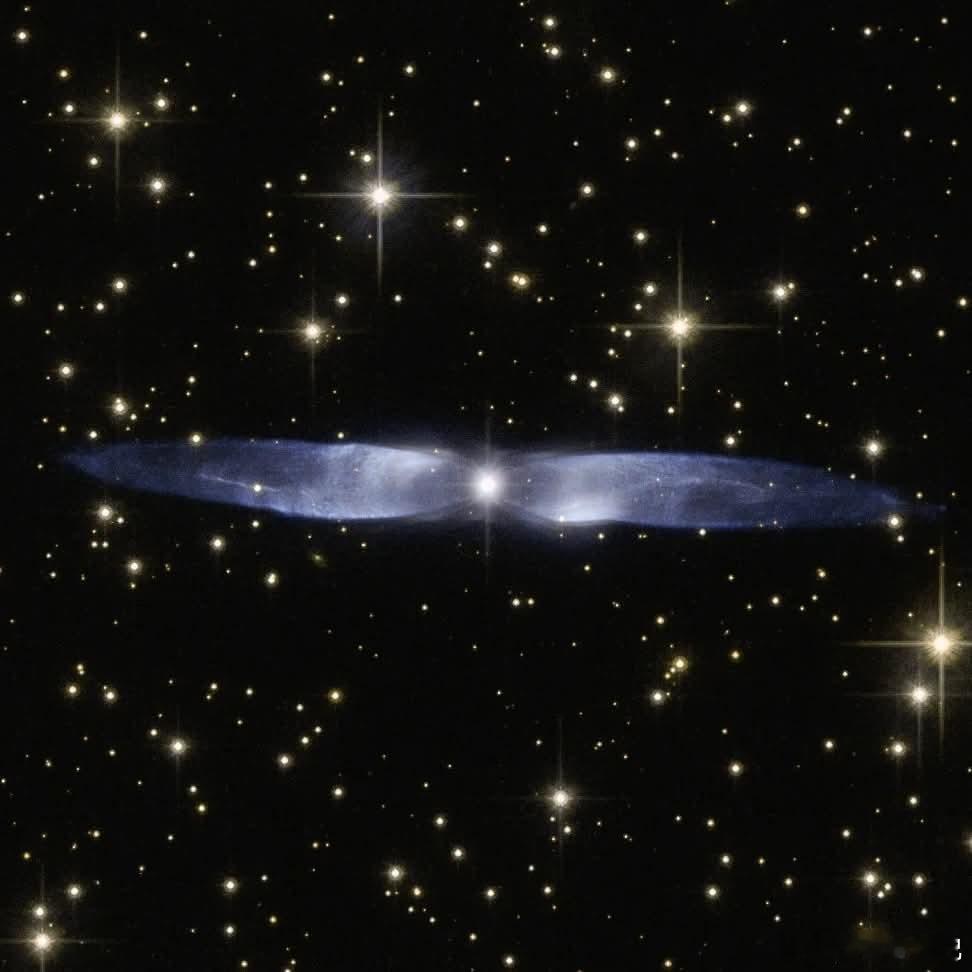 展开你的翅膀 🪽在这片令人眼花缭乱的Hen 2-437星云中心，一颗垂死的恒星