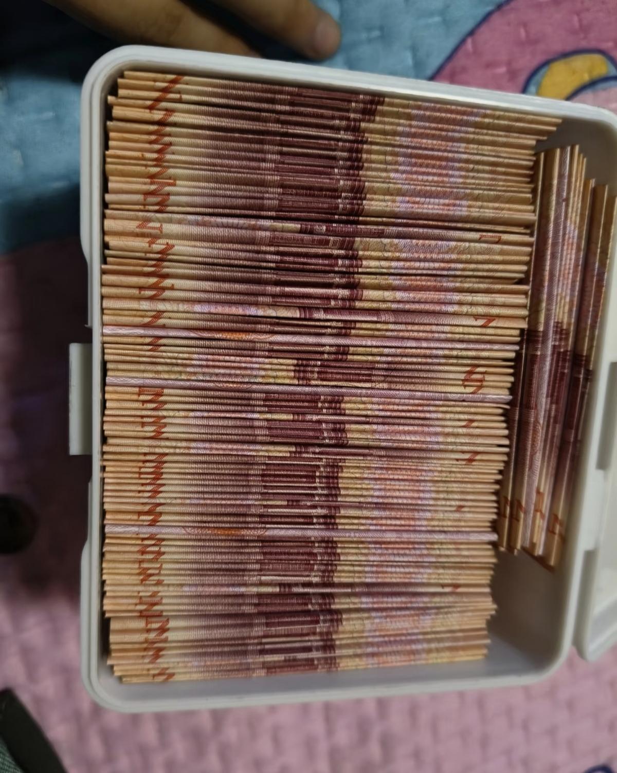 攒钱要偷偷的，不要告诉其他人
人储蓄有三大难关:
分别是你存到1万，10万和50