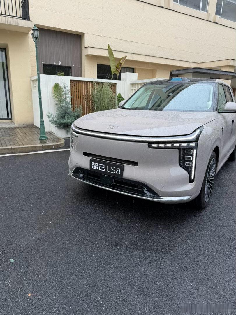 之前有粉丝大哥说智己ls8 外观没感觉我倒是觉得如果把LS8前脸的进气格栅想象成