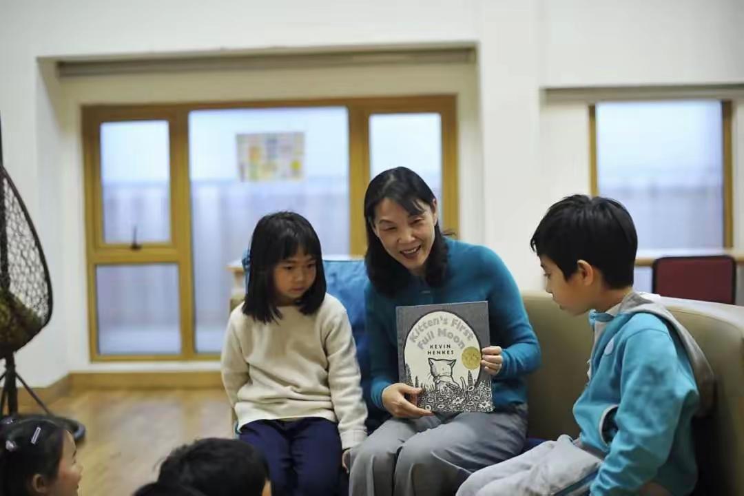 宗庆后犯了一个男人都会犯的错，宗馥莉和施幼珍，却一直在维系他良好的形象。

很多