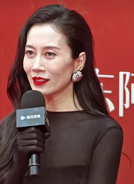 47岁温峥嵘瘦脱相了。
近年来，温峥嵘多次因身形消瘦登上热搜。从明艳大方到瘦脱相