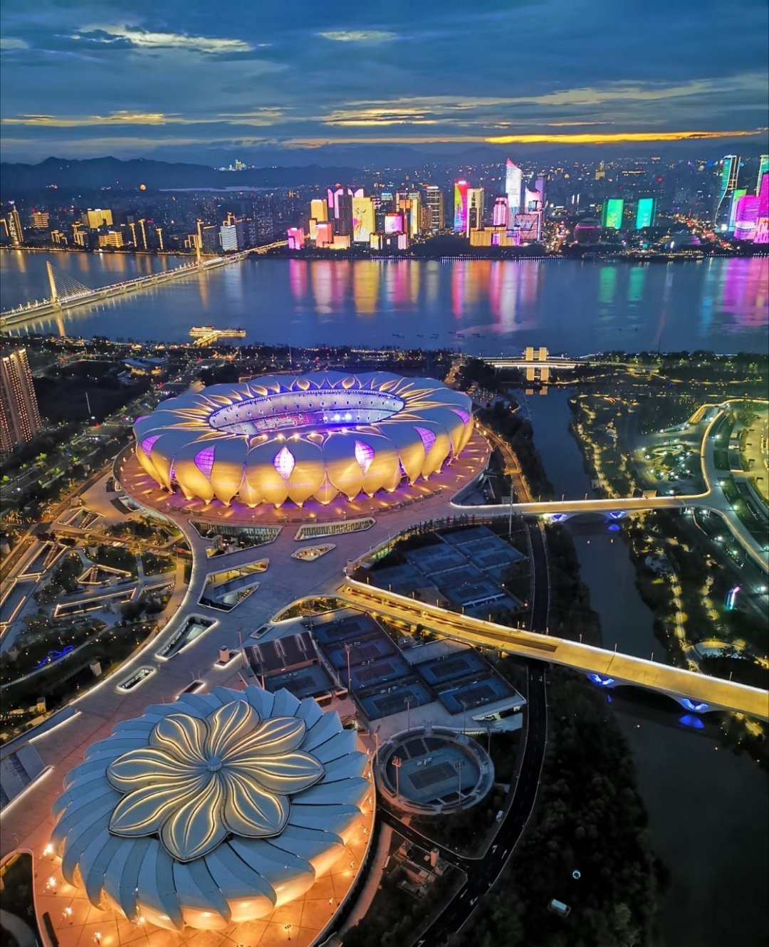 周杰伦怕不是把“大小莲花”当自家后花园了？开唱必来隔壁挥拍，这年卡办得值。粉丝从