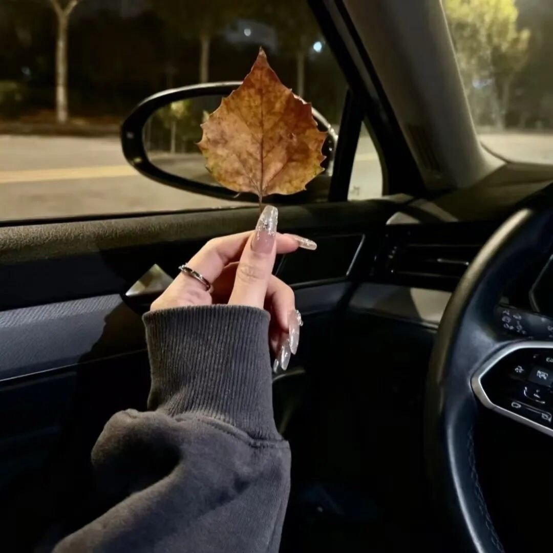 原来两个人身体离得那么近 心却那么远 那么远 我总是背过去 偷偷哭 你知道 你不