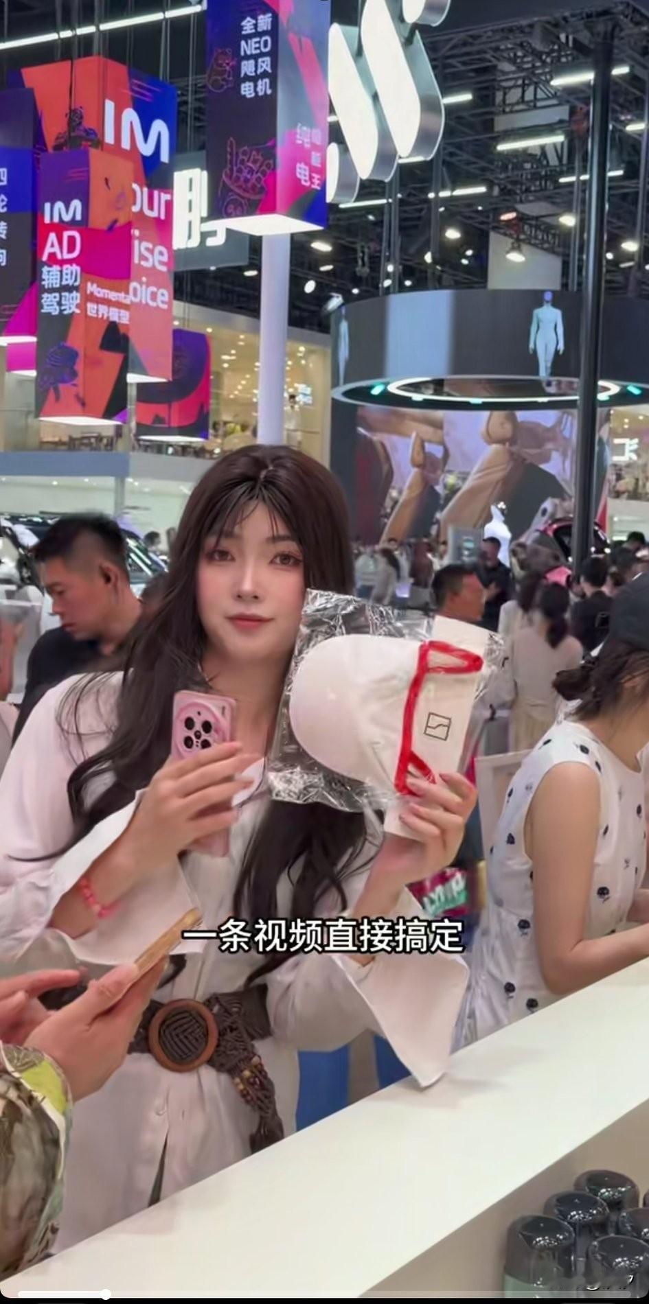 现在很多女生都去逛车展，
不是因为她们有多喜欢车，
但是她们都想用一条视频告诉自