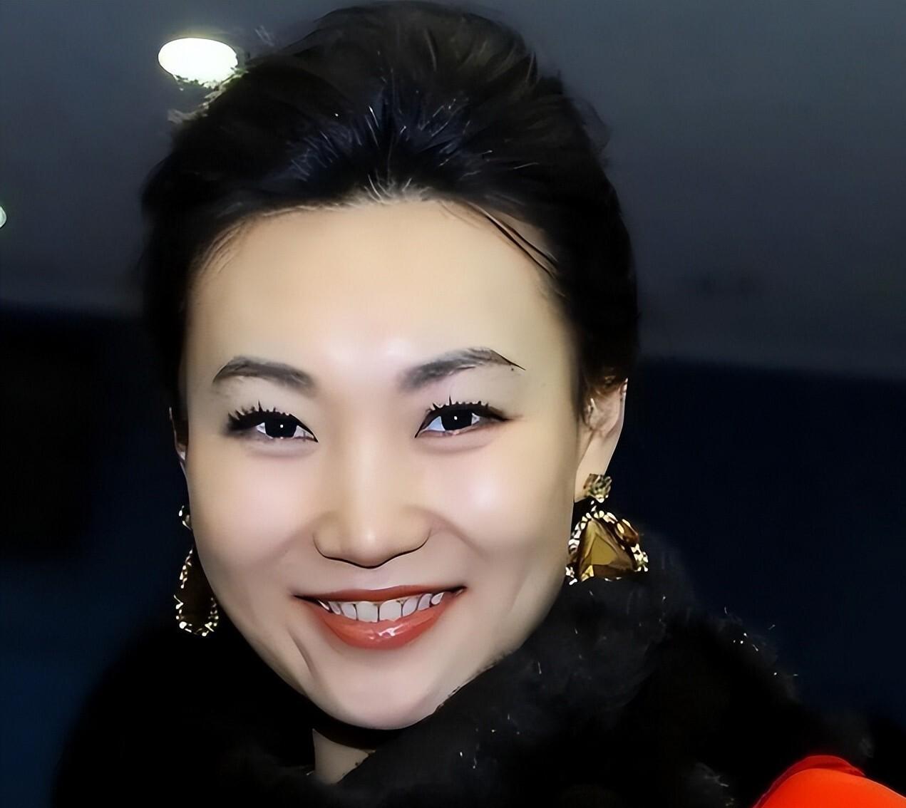 央视那几张熟脸“挪窝”了？康辉换了张桌子，李思思的选择更绝
说实话，咱们这代人，
