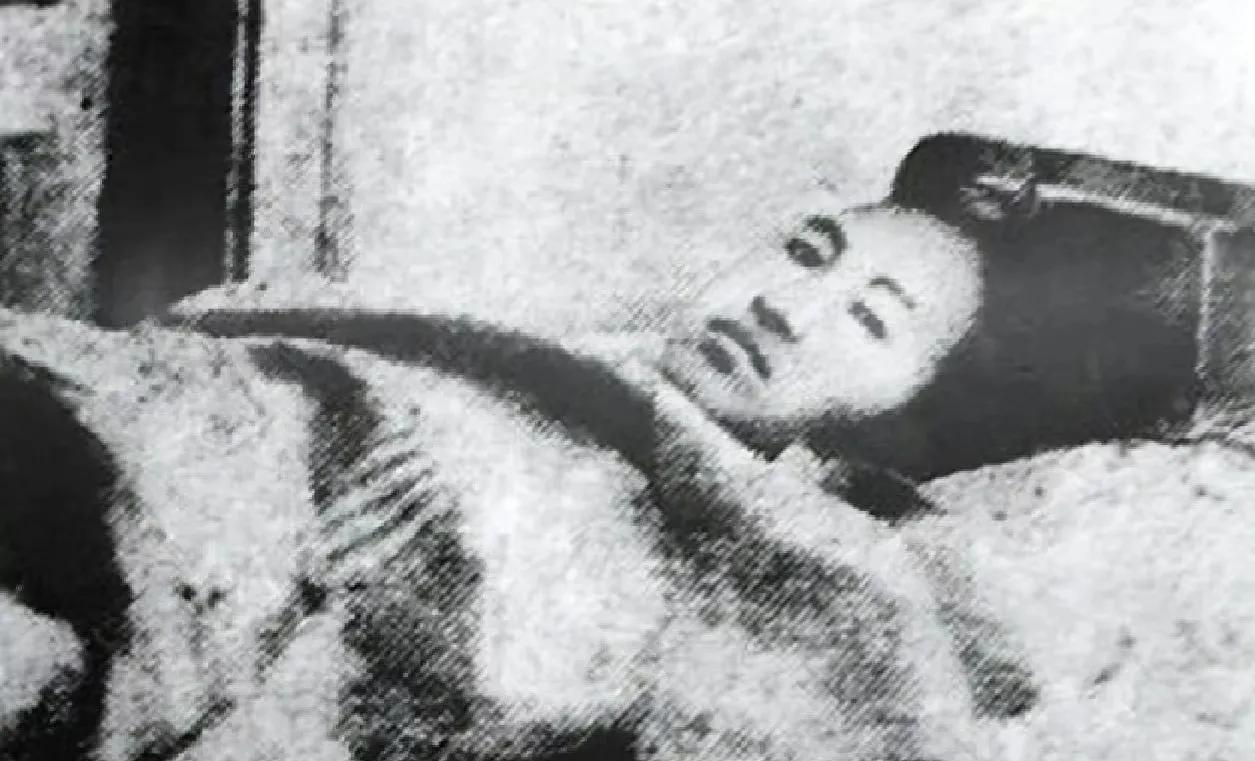 这是一张被日军禁止的照片，后被日本国内反战人士公布出来。照片中的女子就是抗日女英