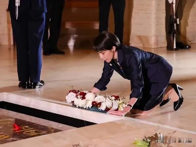 高市早苗双标不是现在才有，从少女时代就已经流露出对西方白人的崇拜！
高市早苗5月