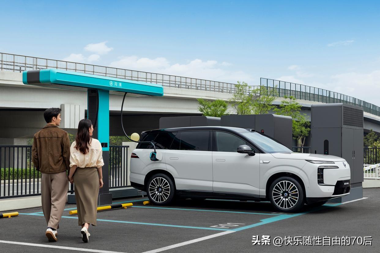 作为一款家庭大六座SUV，腾势N8L闪充版搭载2.0T超级混动系统+EHS电混系