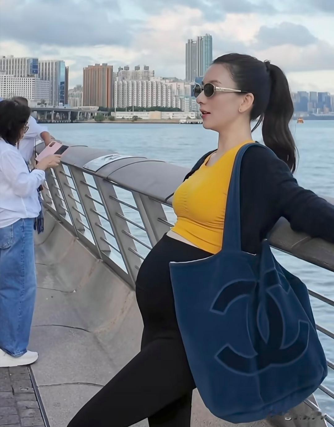郭富城老婆方媛去健身房锻炼，她已经怀三胎9个月了，肚子很明显，整个人丰腴了好多，