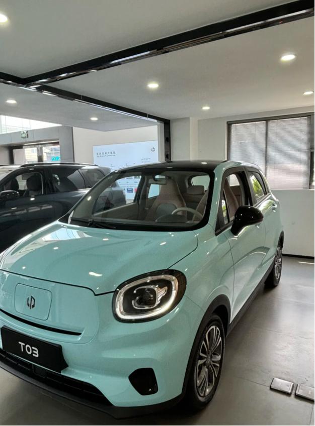 最近刷到一张热传梗图：“买MINIEV送充电宝，买Lumin送里程焦虑。”
笑完